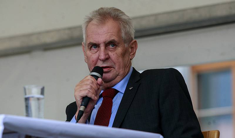 Prezident Miloš Zeman diskutoval zhruba půl hodiny na hlučínském Mírovém náměstí.