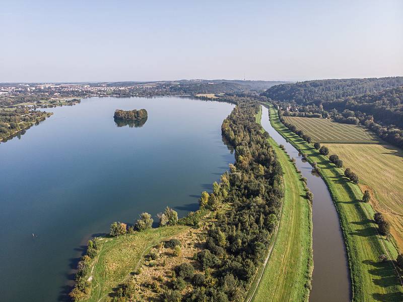 Záběry hlučínské štěrkovny a jejího okolí z dronu.