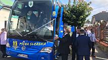 Svatebčany vezl autobus Slezského FC Opava.