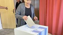 V Bílčicích v září 2022 přišlo k volbám 46,3 procenta oprávněných voličů. Úplně všichni vhodili do urny jedinou kandidátku Nezávislí bílčičtí patrioti v čele se zesnulým starostou.