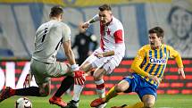 Opava - Zápas 17. kola FORTUNA:LIGY mezi SFC Opava a SK Slavia Praha 3. prosince 2018 na Městském stadionu v Opavě. Vojtěch Šrom (SFC Opava), Jaromír Zmrhal (SK Slavia Praha), Jaroslav Svozil (SFC Opava).