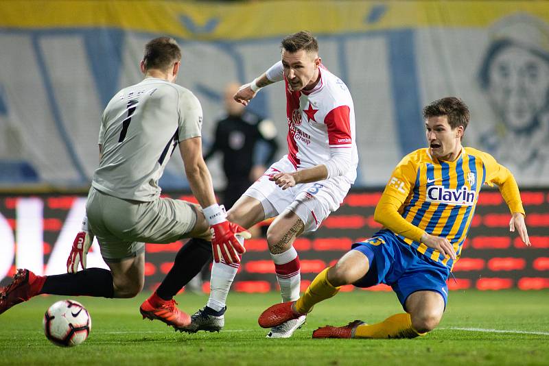 Opava - Zápas 17. kola FORTUNA:LIGY mezi SFC Opava a SK Slavia Praha 3. prosince 2018 na Městském stadionu v Opavě. Vojtěch Šrom (SFC Opava), Jaromír Zmrhal (SK Slavia Praha), Jaroslav Svozil (SFC Opava).