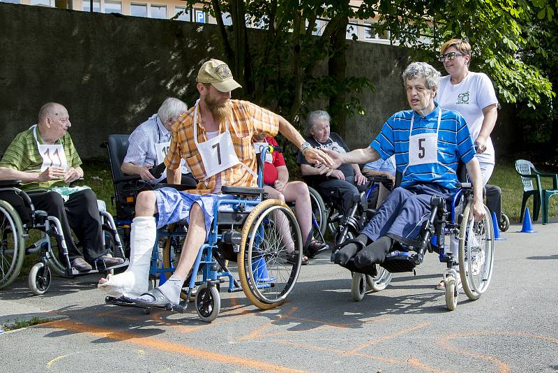 Centrum sociálních služeb (CSS) v Hrabyni uspořádalo třetí ročník štafetového maratonu na kolečkách.