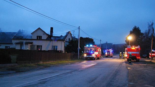 Zásah hasičů u požáru střechy rodinného domu v obci Jakartovice na Opavsku.