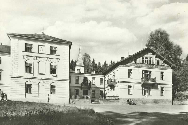 Tato fotografie Jánských Koupelí pochází z doby jejich největšího rozkvětu.