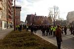 Fanoušci Baníku Ostrava při cestě Opavou na stadion v Městských sadech.