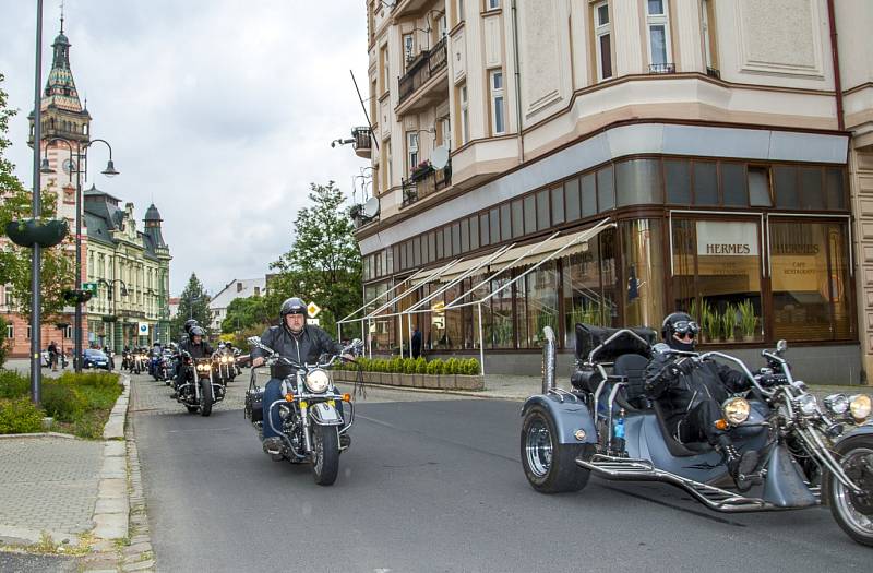 Motorkáři se o víkendu vydali společně z Opavy do Krnova a zpátky. Víkendová akce byla uspořádána jako oslava pro čtveřici motorkářů, kteří slaví životní jubileum.