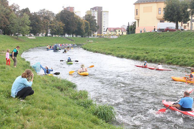 Řeku Opavu v sobotu odpoledne zahltili kanoisté. Všichni přitom byli oděni do maškarního. Na programu bylo tradiční zamykání vody po skončení sezony v podání opavského oddílu Kanoe klubu Opava.