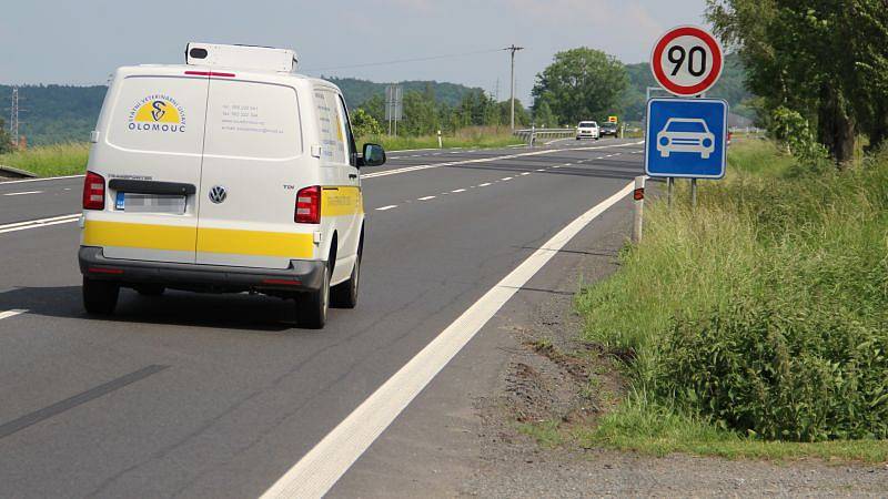 Před časem jsme informovali, že odbočka na silnici I/11 na Mokré Lazce ve směru na Ostravu patří mezi nejrizikovější místa v Moravskoslezském kraji. Problémem je ale také pro chodce a místní obyvatele.