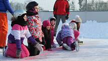 Po hokejovém open air zápasu ve Větřkovicích následoval curling.