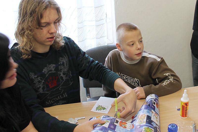 Sedmnáct deváťáků Základní školy Mařádkova ve čtvrtek přivítalo jedenáct malých dětí s mentálním postižením ze ZŠ Slezského odboje. Pomáhali jim při kreslení, vyrábění papírových ozdob či dárků.