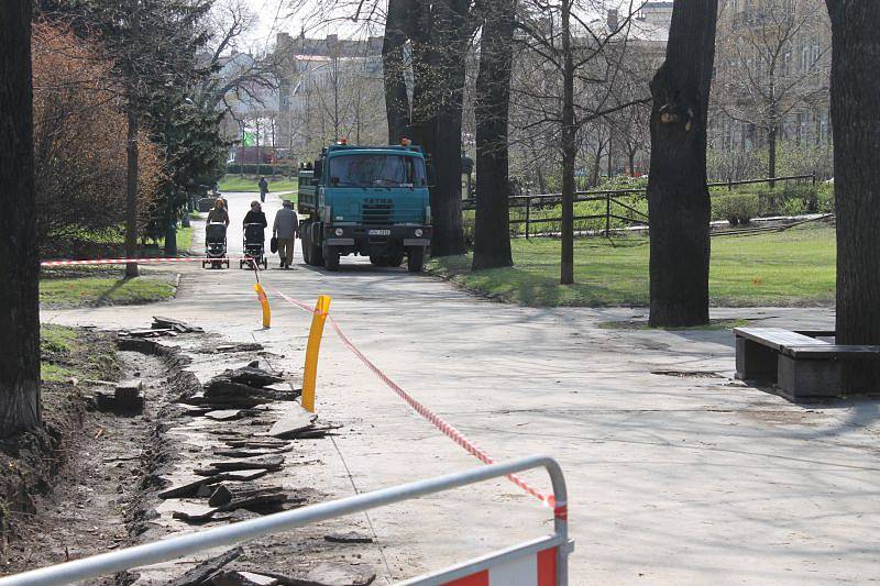 Možná jste si v poslední době všimli dělníků v opavských parcích, jak krčí hřbet nad rozkopanými chodníky. Budete je pozorovat ještě zhruba sto dvacet dní. Prstenec parků v centru města Opavy totiž prochází plánovanou revitalizací.