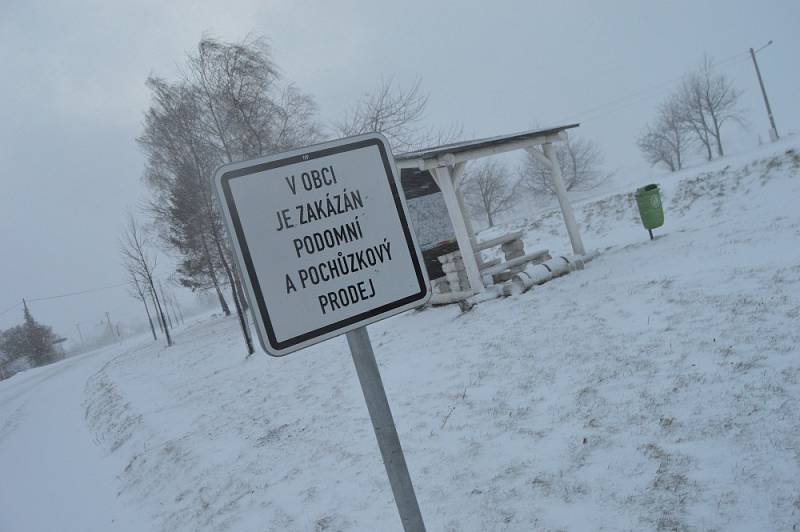 Cedule zakazující podomní prodej bývají zpravidla na příjezdových cestách.