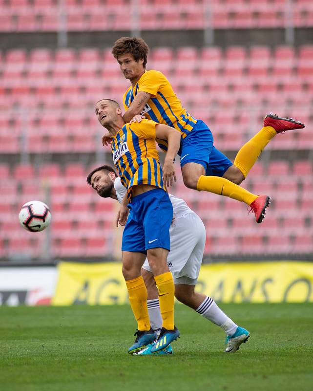 Brno - Zápas 6. kola fotbalové FORTUNA:LIGY mezi SFC Opava a MFK Karviná 25. srpna 2018 na Městském stadionu v Brně. Jan Schaffartzik (SFC Opava) a Jaroslav Svozil (SFC Opava).