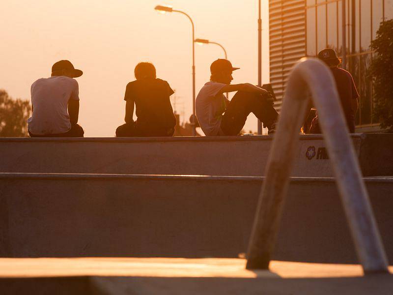 Nový skatepark z betonu nahradil původní s dřevěnými překážkami. Stavba už je sice hotová, ale kvůli nedávnému dokončení betonářských prací se ještě nesmí používat.