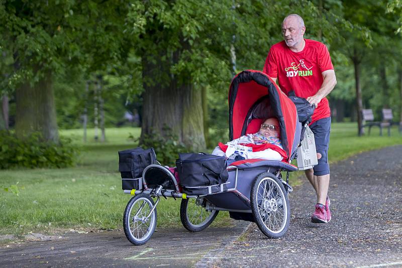 Asistovaný běžecký závod s handicapovanými dětmi a mladými lidmi.