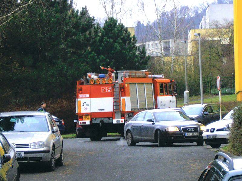 Hasiči kvůli špatně zaparkovaným automobilům mnohdy nemohou ulicemi projet.