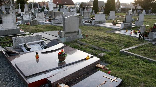 Vandalové způsobili na hřbitově v Opavě-Kateřinkách rozsáhlé škody.