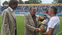 OSLAVENEC Ladislav Cebula, muž, který se podílel na stavbě stadionu, dostal dárek od vedení klubu k osmdesátinám.