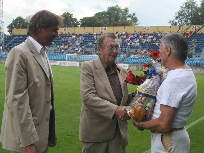 OSLAVENEC Ladislav Cebula, muž, který se podílel na stavbě stadionu, dostal dárek od vedení klubu k osmdesátinám.