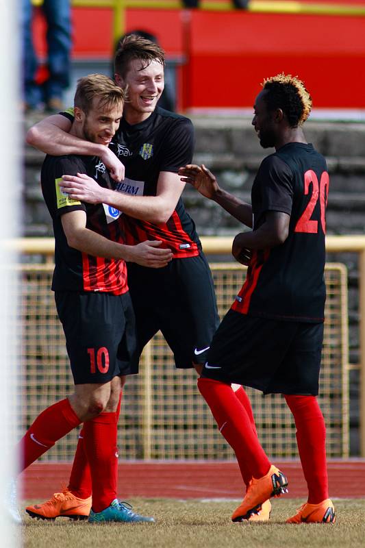 Sokolov - Utkání 18. kola Fotbalové národní ligy FK Baník Sokolov - SFC Opava. Nemanja Kuzmanovič, Dominik Simerský, Joel Ngandu Kayamba - o