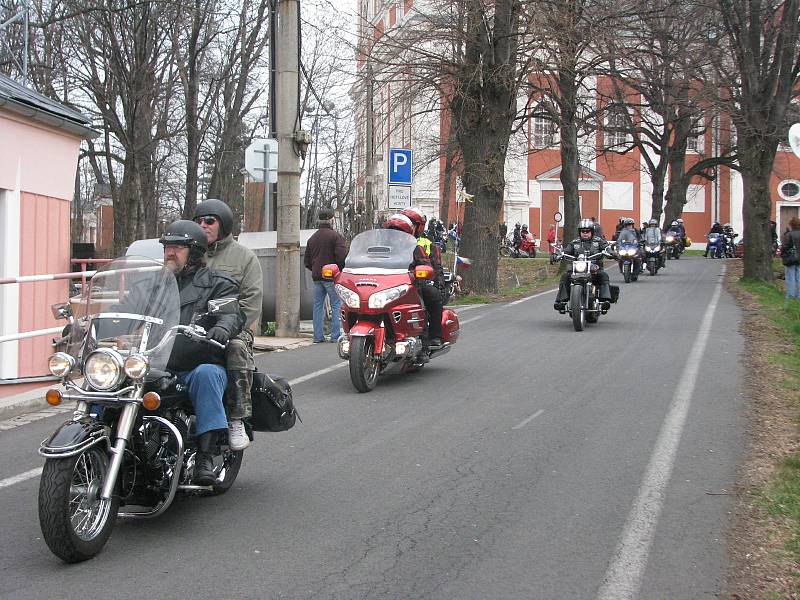 Krnovští motorkáři tradičně zahajují sezonu setkáním před poutním chrámem na Cvilíně. Vzpomínají na zesnulé kamarády a přijmou boží požehnání.