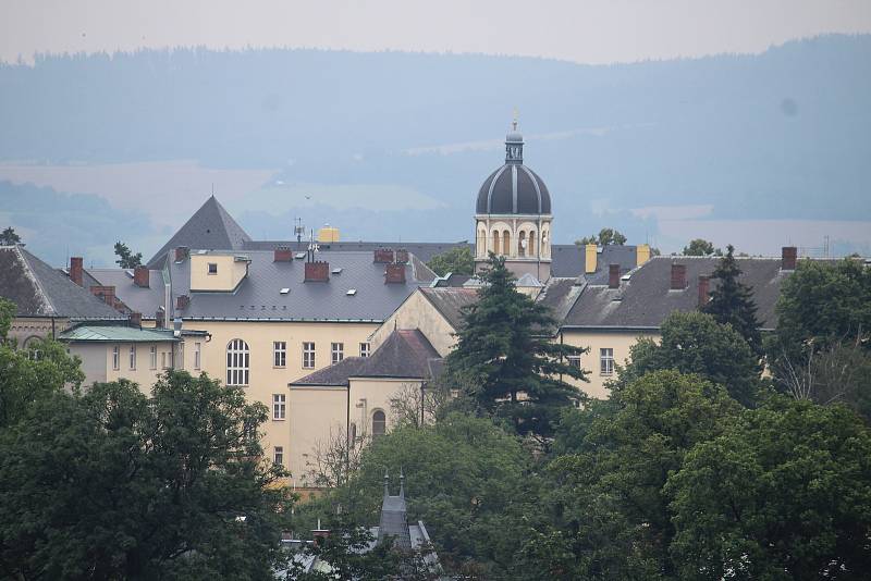 Výstupy na Hlásku jsou každou sobotu. Z vyhlídky mají návštěvníci Opavu jako na dlani.