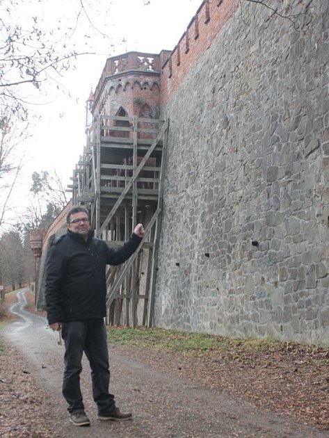 Radomír Přibyla ukazuje, že v rámci první etapy rekonstrukce Červeného zámku bude jako první opravena vyhlídka ve směru na kajlovecký rybník.