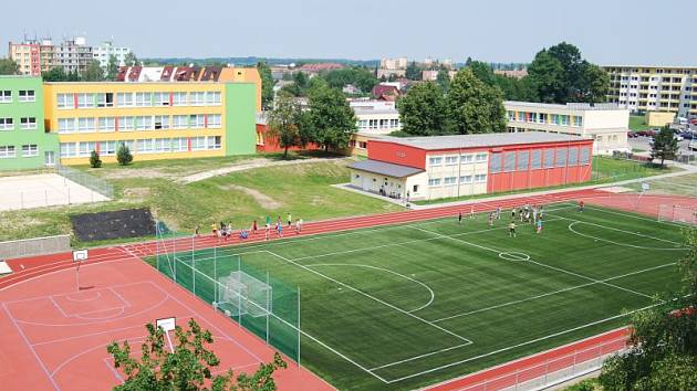 Pohled na zrekonstruované hřiště a budovu školy v Hlučíně.