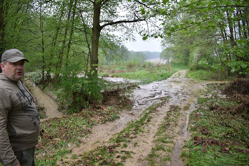 Šilheřovice trpí po bleskové podvodni, která v noci zasáhla obec. Následky povodně a jejich odklízení, čtvrtek 13. května 2021.