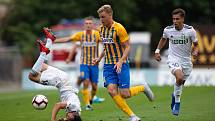 Brno - Zápas 6. kola fotbalové FORTUNA:LIGY mezi SFC Opava a MFK Karviná 25. srpna 2018 na Městském stadionu v Brně. Jan Moravec (MFK Karviná), David Puškáč (SFC Opava) a Ondřej Lingr (MFK Karviná).