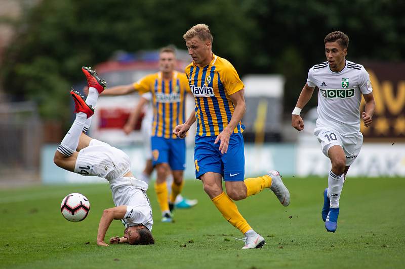 Brno - Zápas 6. kola fotbalové FORTUNA:LIGY mezi SFC Opava a MFK Karviná 25. srpna 2018 na Městském stadionu v Brně. Jan Moravec (MFK Karviná), David Puškáč (SFC Opava) a Ondřej Lingr (MFK Karviná).