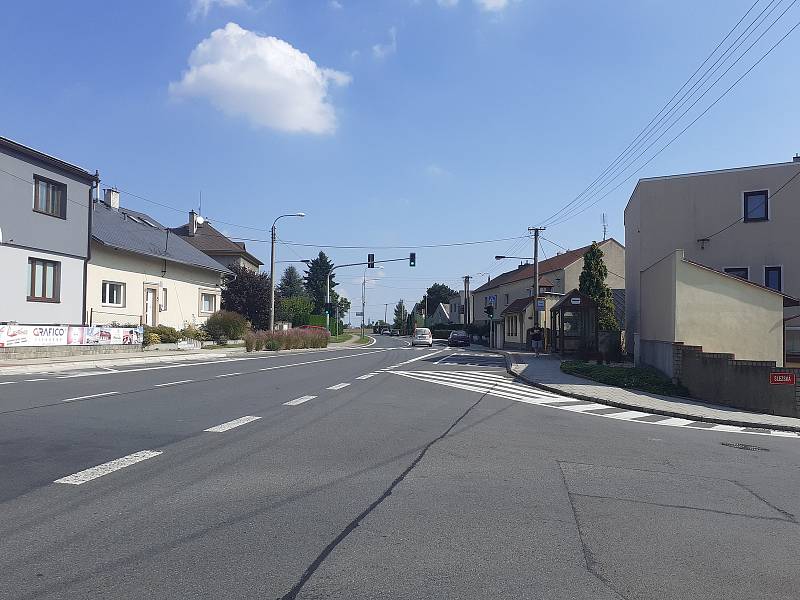 Obec Malé Hoštice, frekventovaná ulice Opavská.