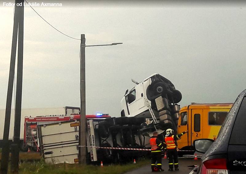 Následky srážky osobního vlaku s kamionem u obce Otice-Rybníčky.