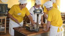V malé pekaře a cukráře se proměnily děti na čertovském a mikulášském pečení uplynulý víkend v Oticích.
