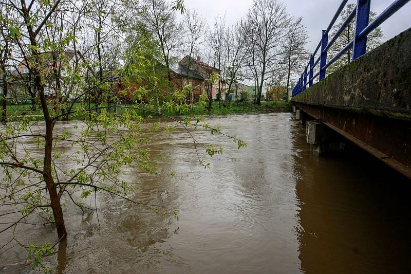 Stav na řece Opavě v Držkovicích, ve čtvrtek 27. dubna okolo dvanácté hodiny. (cca 250 cm)