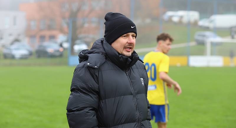 Fotbalisté Zlína B (žluté dresy) v posledním domácím zápase podzimní části třetí ligy podlehli Hlučínu 2:3.