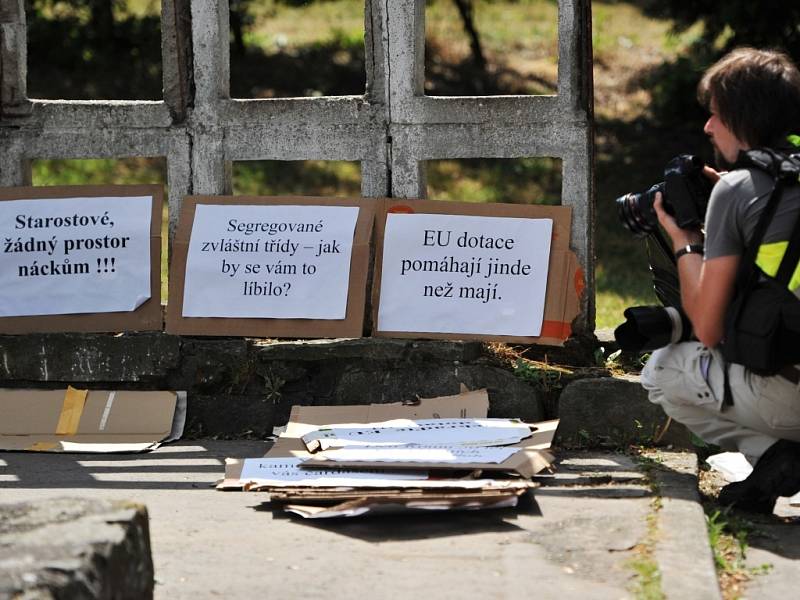 Demonstraci Strany rovných příležitostí doprovázely 3. srpna ve Vítkově na Opavsku klidné proslovy účastníků a romské písně. 