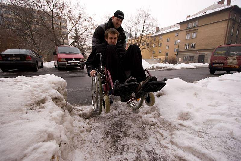 Na vlastní kůži. Redakce si vyzkoušela, jak se v kolečkovém křesle v těchto dnech pohybuje po chodnících Opavy.