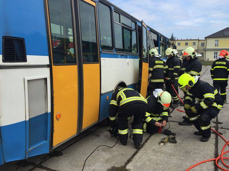 Jak vyprostit zraněné osoby z havarovaného autobusu si hasiči vyzkoušeli 18. října v Hlučíně.