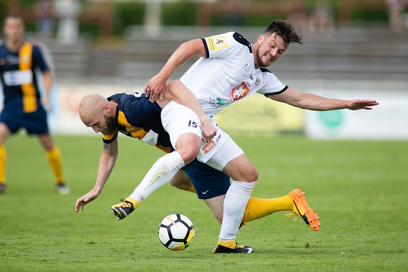 Zápas 29. kola Fortuna národní ligy (FNL) mezi FK Hradec Králové a SFC Opava na stadionu v Hradci Králové 20. května 2018. Tomáš Smola - o, Jan Kvída - hk.