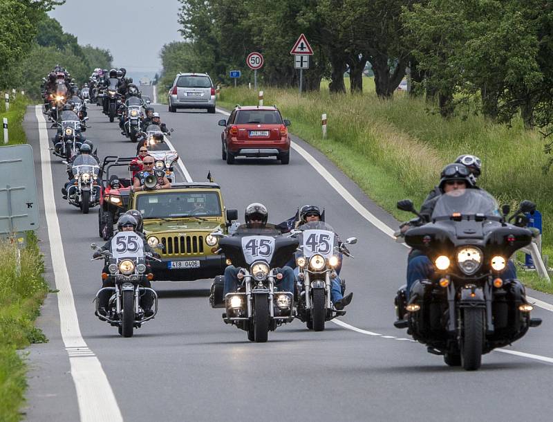 Motorkáři se o víkendu vydali společně z Opavy do Krnova a zpátky. Víkendová akce byla uspořádána jako oslava pro čtveřici motorkářů, kteří slaví životní jubileum.