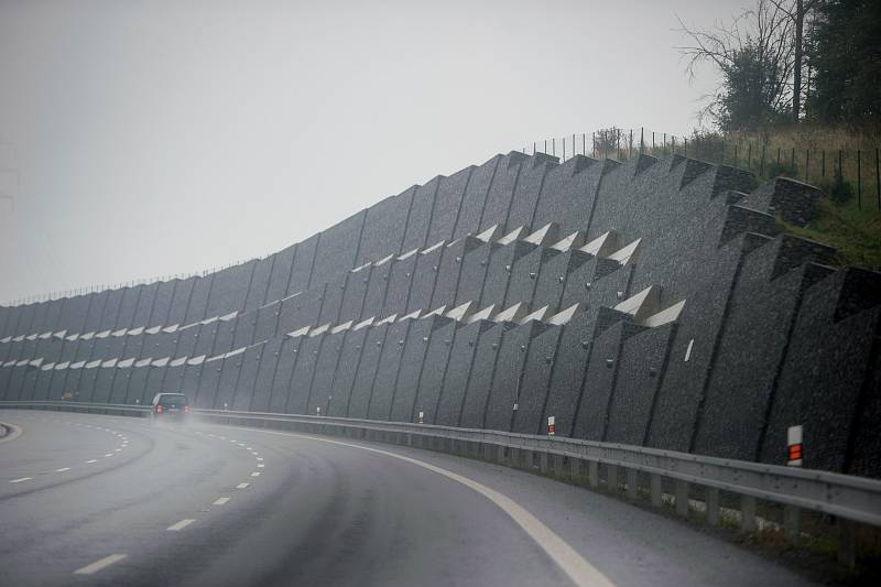 V pondělí 18. září sesunula část gabionové stěny u silnice I/11.