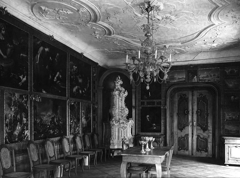 Historický snímek interiéru zámku.