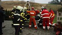 Zásah hasičů při záchraně ženy, která v Bělé spadla do 12 metrů hluboké ze studny.