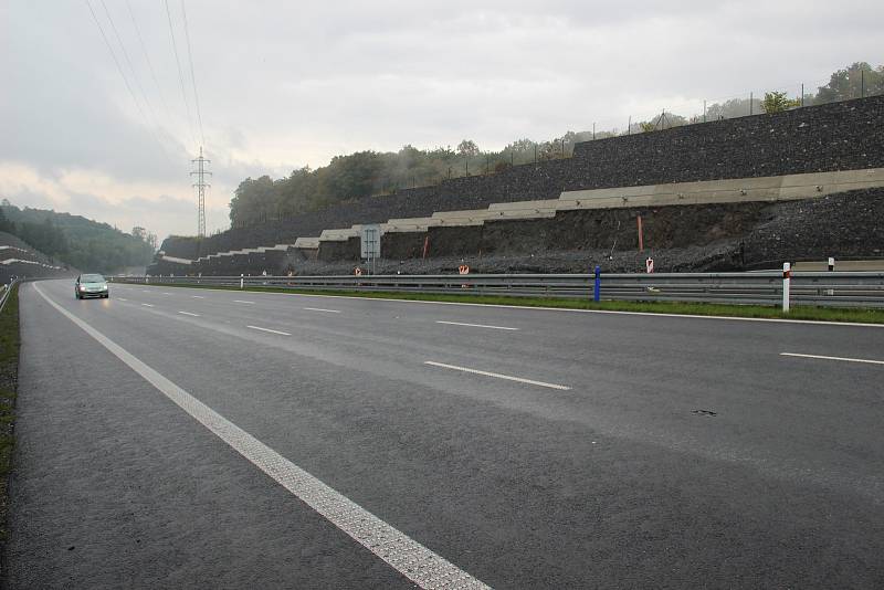 V pondělí 18. září sesunula část gabionové stěny u silnice I/11.