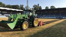 Rekonstrukce trávníku na opavském stadionu.