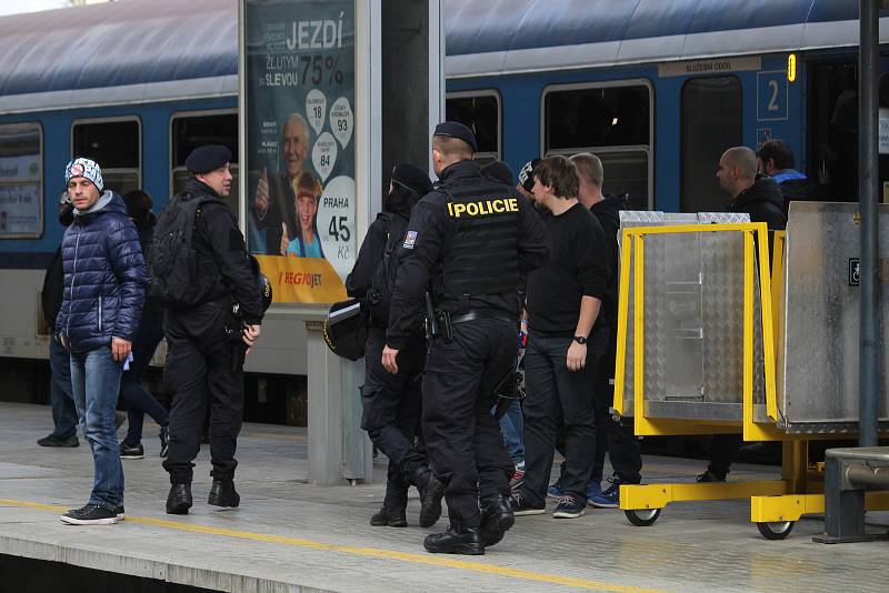 Policisté museli řešit výtržnosti před stadionem během zápasu Opavy s Baníkem.