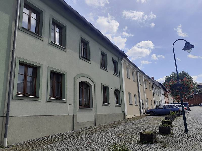 Ulice Městečko u hradeckého zámku.