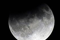 Takto vypadalo částečné zatmění Měsíce nad Opavou v roce 2006.